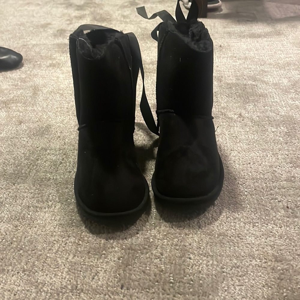 Black fir inside brand new boots has box